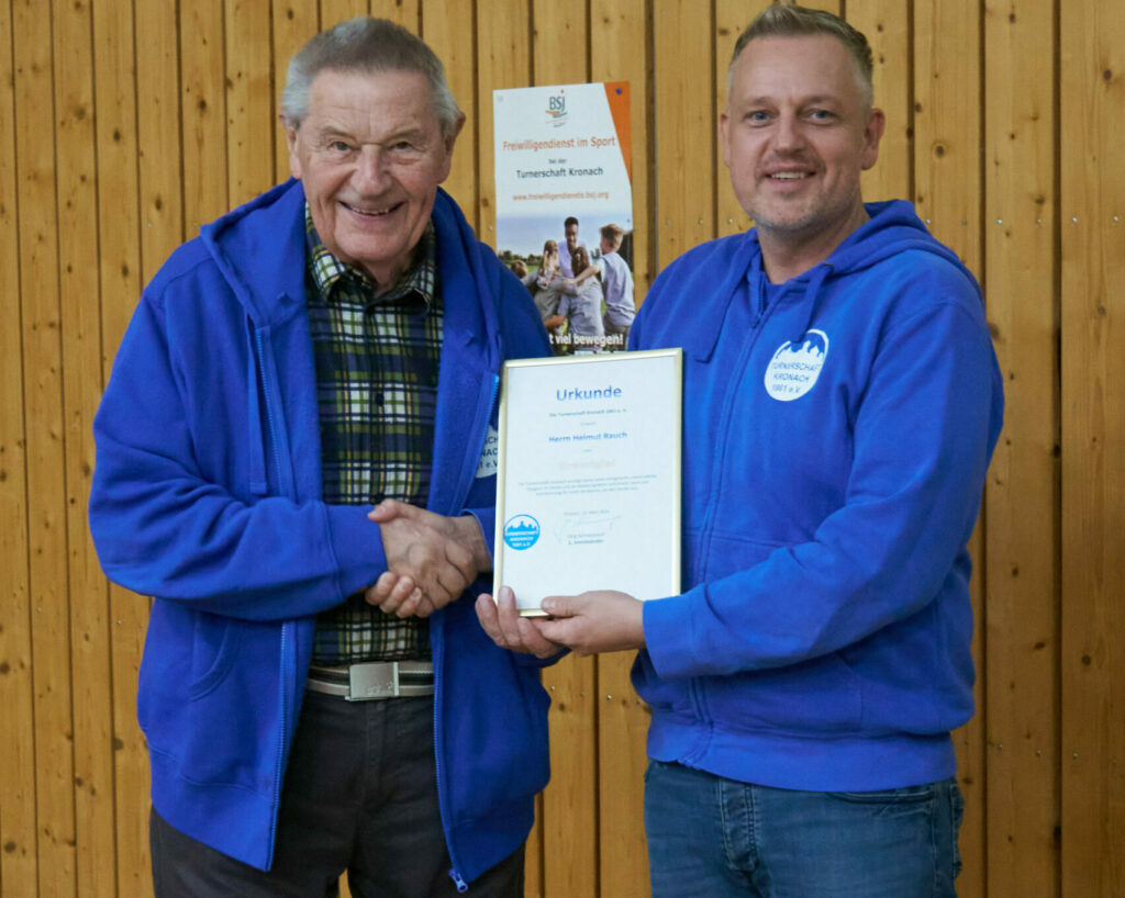 Helmut Rauch erhält seine Urkunde und ist nun offiziell Ehrenmitglied in der Turnerschaft.